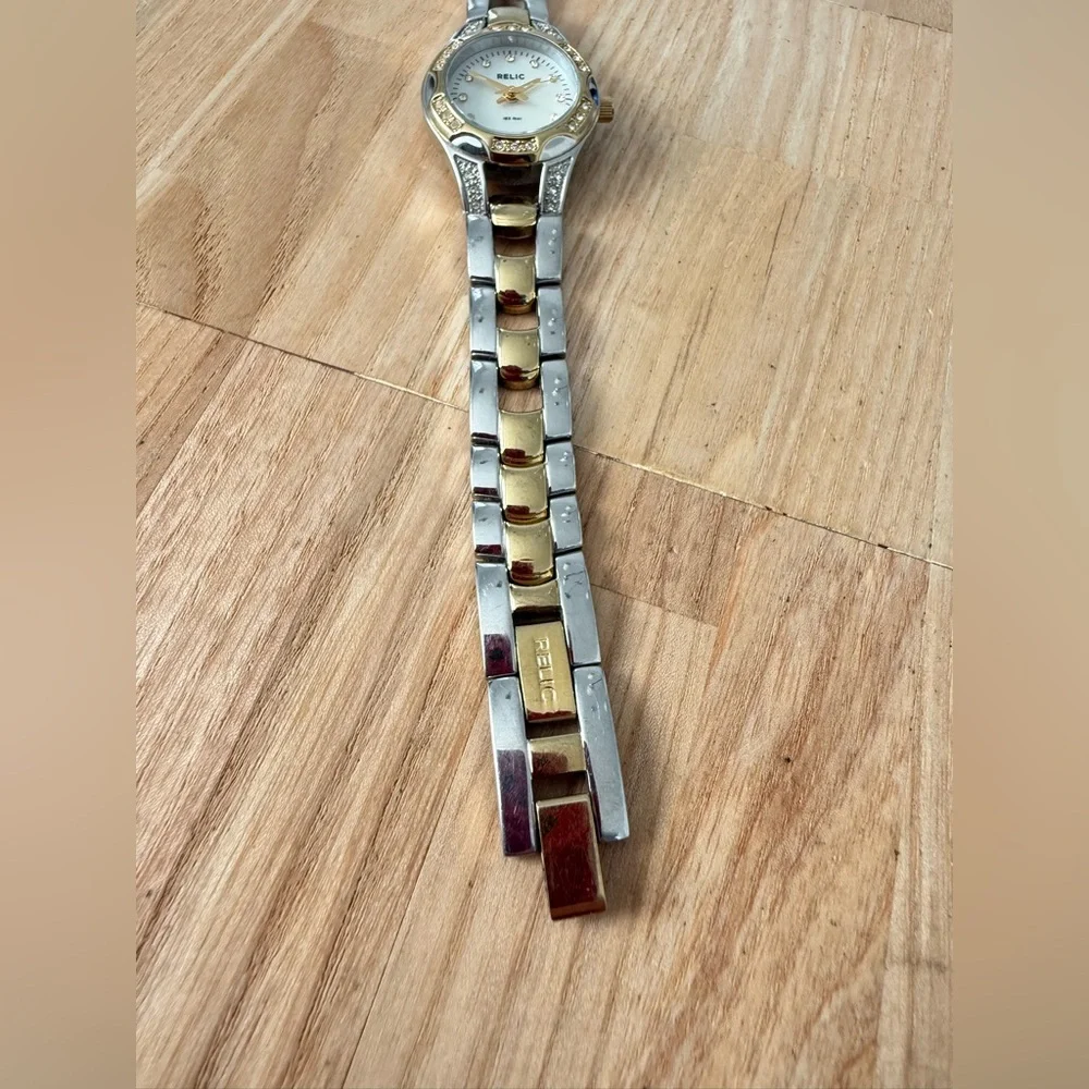 Relic ladies gold tone silver tone classic watch NEW BATTERY